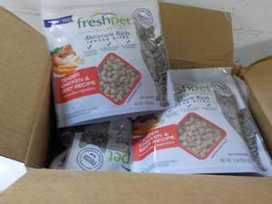 lot 491 image: 6 1 lb packages Freshpet Tender Chi...