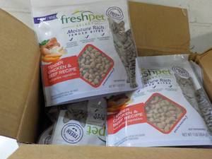 lot 492 image: 6 1 lb packages Freshpet Tender Chi...