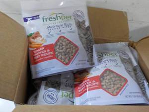 lot 493 image: 6 1 lb packages Freshpet Tender Chi...