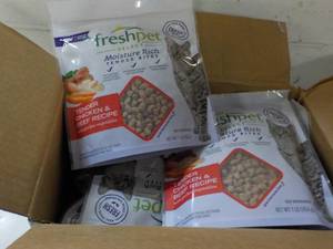 lot 494 image: 6 1 lb packages Freshpet Tender Chi...
