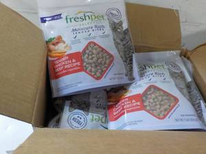 lot 498 image: 6 1 lb packages Freshpet Tender Chi...