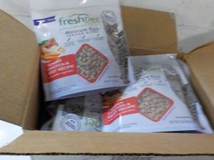 lot 499 image: 6 1 lb packages Freshpet Tender Chi...