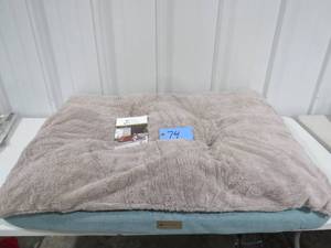 lot 74 image: Members Mark Orthopedic Pillow Top Pet Bed - 40x30