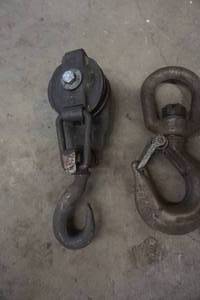 lot 13 image: Crane Swivel Hook With Block and Tackle Pulley