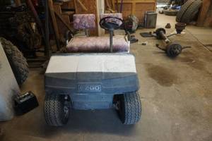 lot 7 image: EZGO Battery Powered Electric Golf Cart