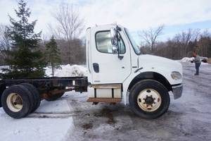 lot 2 image: 2007 Freightliner M2 Business Class Semi Truck