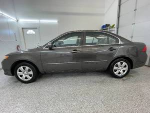 lot 15 image: 2010 Kia Optima LX - 2 OWNERS