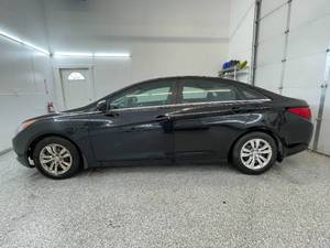 lot 17 image: 2011 Hyundai Sonata - Manual