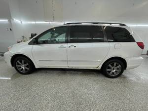 lot 6C image: 2005 Toyota Sienna XLE - AWD