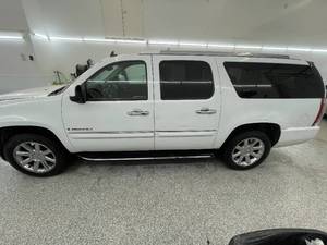 lot 8AB image: 2008 GMC Yukon XL 1500 Denali - AWD