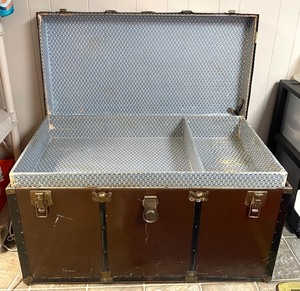 lot 41 image: Vintage Langmuir Luggage Chest with Genuine Emelite Construction