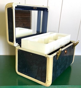 lot 66 image: Vintage Samsonite Travel Case