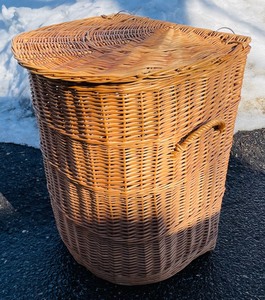 lot 97 image: Lidded Wicker Basket
