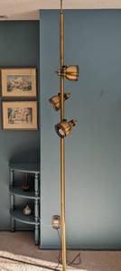 lot 21 image: Vintage Brass Pole Directional Lamp