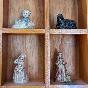 lot 28 image: Shelf Full of Wade Figurines