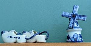 lot 29 image: Shelf Full of Wade and Assorted Figurines