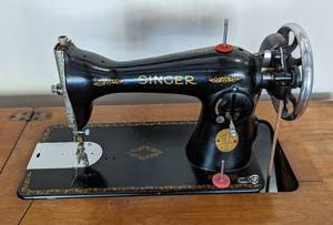 lot 79 image: Vintage Singer Sewing Machine with Table