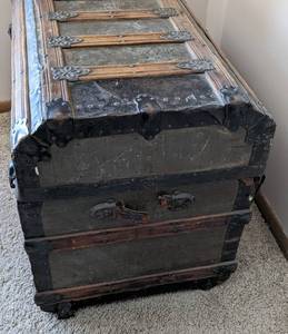 lot 102 image: Antique Steamer Trunk