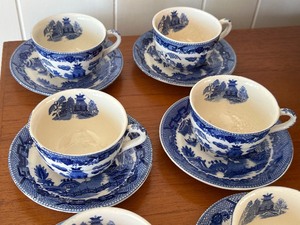 lot 80 image: Set of Six Vintage Teacups and Saucers
