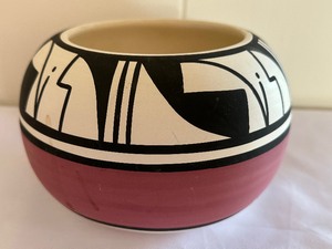 lot 10A image: Southwestern Pottery Vase