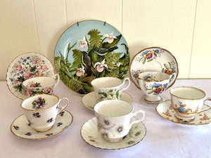 lot 11 image: Vintage Teacups and Saucers