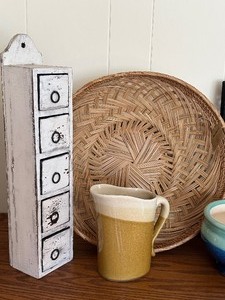lot 19 image: Home Decor Grouping