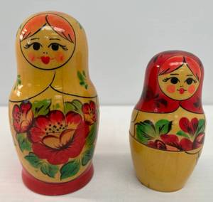 lot 170 image: Rare Vintage Matyroshka Nesting Dolls Made In Russia (Cracks Present)