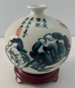 lot 144 image: Round 4 12 T x  5 Hand Painted Oriental Vase