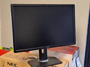 lot 1006 image: Dell UltraSharp 24 PC Monitor