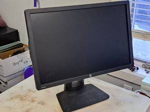 lot 1015 image: HP Z Display Z24i 24 PC Monitor