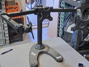 lot 1023 image: 20 Three-Monitor Computer Monitor Holder