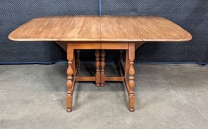 lot 267 image: Perfection Table Slide MFG Co. Vintage Drop Leaf Dining Table M