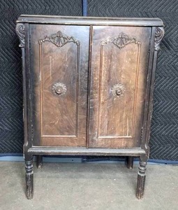lot 268 image: Vintage Sparton AC Receiver Cabinet M