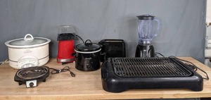 lot 259 image: Kitchen Essentials Rival Crock Pot, Crock Pot, Toaster, Blender, Hot Plate, & More M
