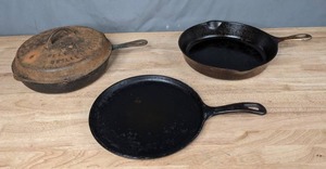 lot 250 image: Set of (2) Cast Iron Skillets w (1) Skillet Cover & Lodge Cast Iron Round Griddle M
