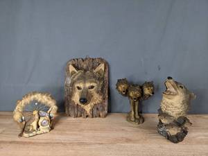 lot 76 image: A Collection of Wolf Figurines Including a Dream Catcher Clock  T