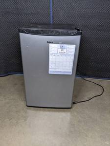 lot 359 image: 4.3 Cubic Foot Galanz Miniature Refrigerator  W