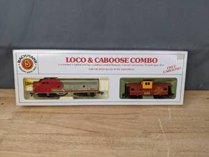 lot 341 image: Bachmann HO Loco and Caboose Combo Santa Fe in Box Lighted Forward and Reverse D