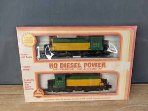 lot 340 image: HO Scale AHM Chicago Northwestern Diesel Locomotive 476 CNW D