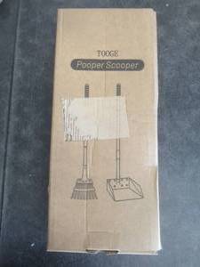 lot 124 image: TOOGE Pooper Scooper Long Handle (GREEN)