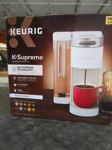 lot 152 image: Keurig K-Supreme Coffee Maker, Single Serve K-Cup Pod Coffee Brewer in White (USED, TURNS ON)