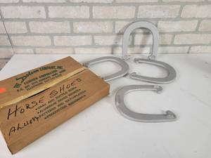 lot 192 image: The DOTSON Co. Cast Aluminum Horseshoes in Original Box - Set of 4