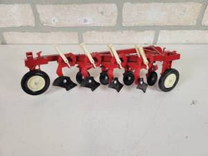 lot 197 image: ERTL International 116 Scale Diecast Model 4-Bottom Plow