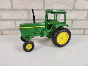lot 200 image: ERTL John Deere 116 Scale Tractor w Cab