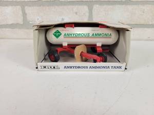 lot 209 image: ERTL Anhydrous Ammonia Tank Model - 132 Scale in Original Box
