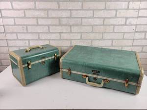 lot 317 image: Vintage SAMSONITE Luggage Set w key