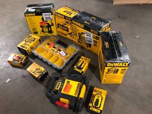 lot 31 image: Lot of assorted Dewalt Tools and accessories - review pictures open boxes customer returns
