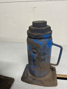 2 bottle jacks
