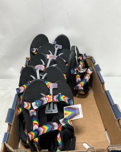 lot 209 image: Unisex Sandals