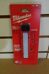 lot 8 image: Milwaukee Rover Magnetic Flood Light 300 Lumens